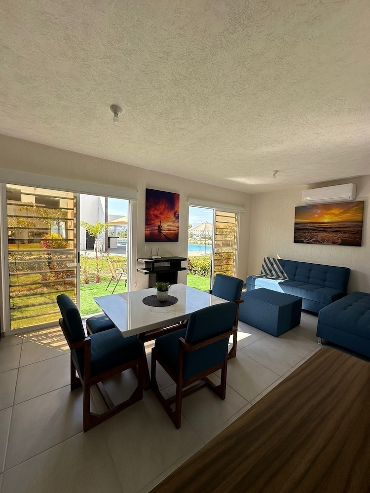 Basic Townhome, 3 Bedrooms, Kitchen, Poolside photo 3