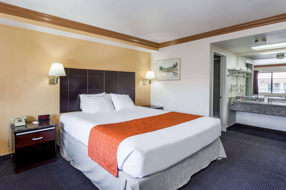 Standard Room, 1 King Bed - Photo 2