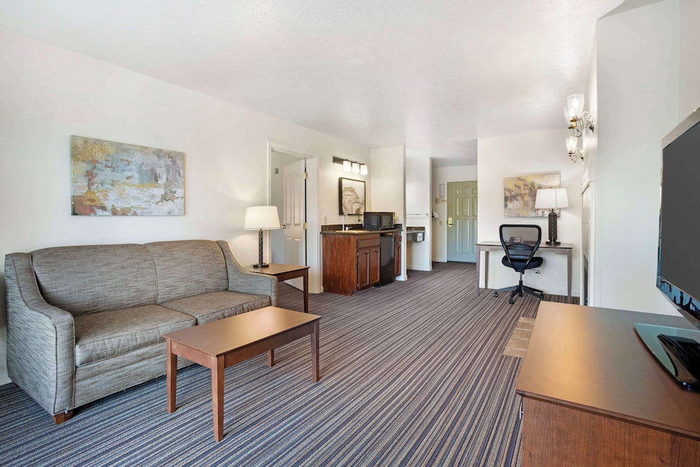 Suite, 1 King Bed, Non Smoking, Fireplace photo 3