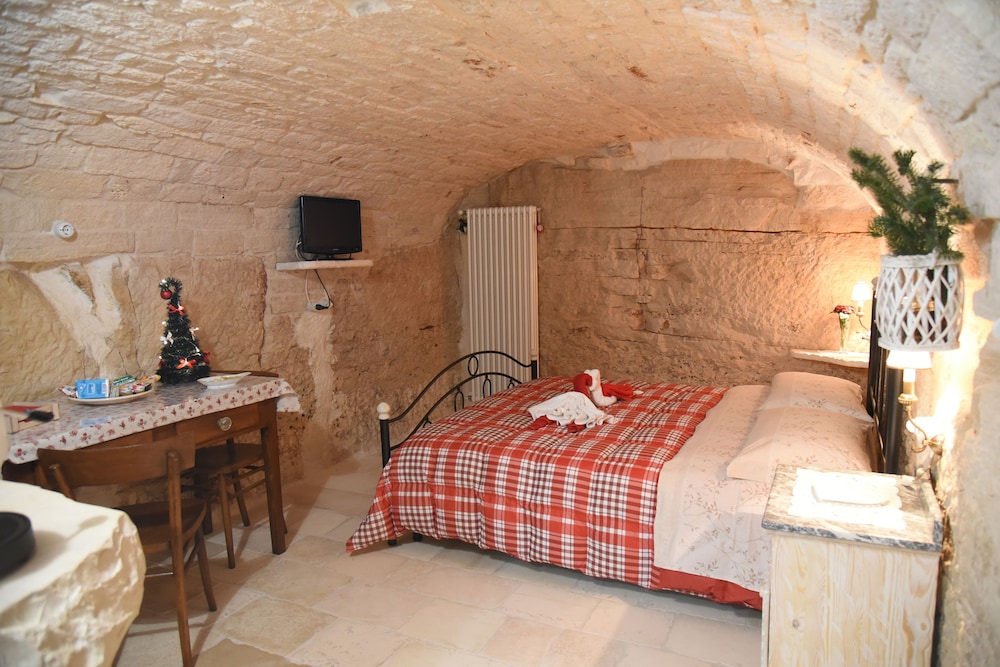 Economy Loft, 1 Bedroom, No Windows, Basement photo 1