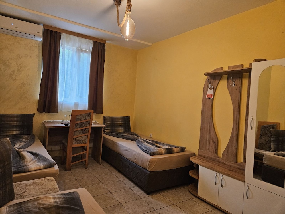 Economy Triple Room photo 2