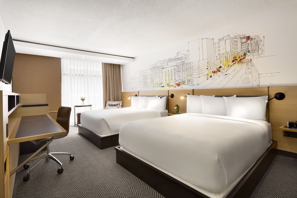 Room, 2 Queen Beds thumbnail 6