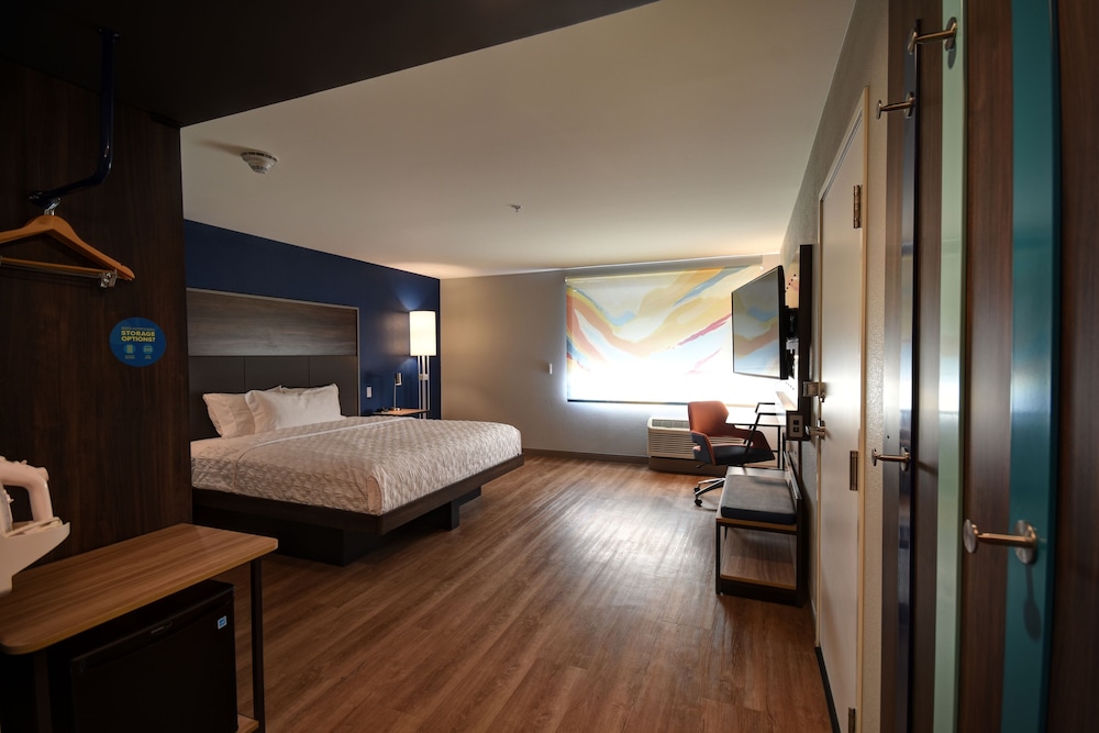 Room, 1 King Bed - Photo 4