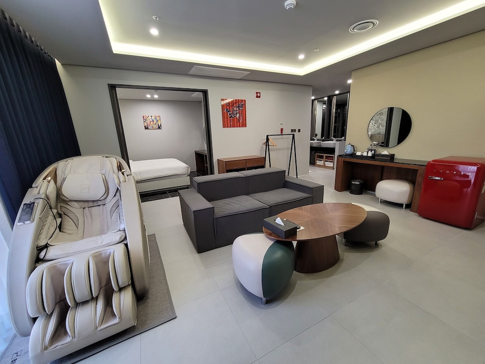 Suite Family Room - Photo 16