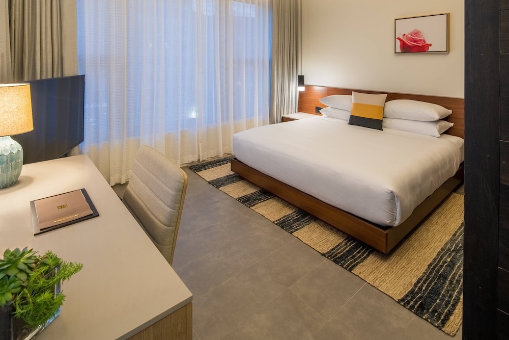 Suite, 1 King Bed, Non Smoking, City View (Corner) photo 2