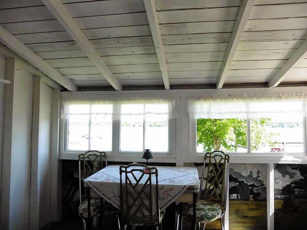 Traditional Cottage, 2 Bedrooms, Kitchen, Bay View (Waterfront Cottage 6	) photo 2