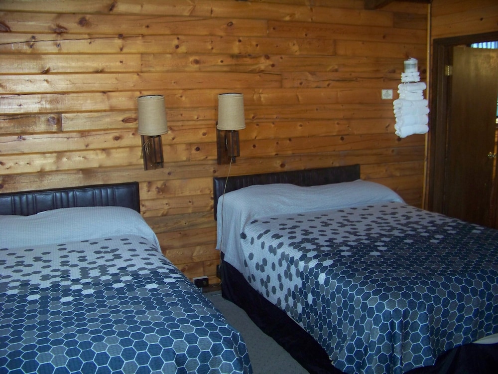 Standard Cabin, 2 Queen Beds, Kitchenette photo 2