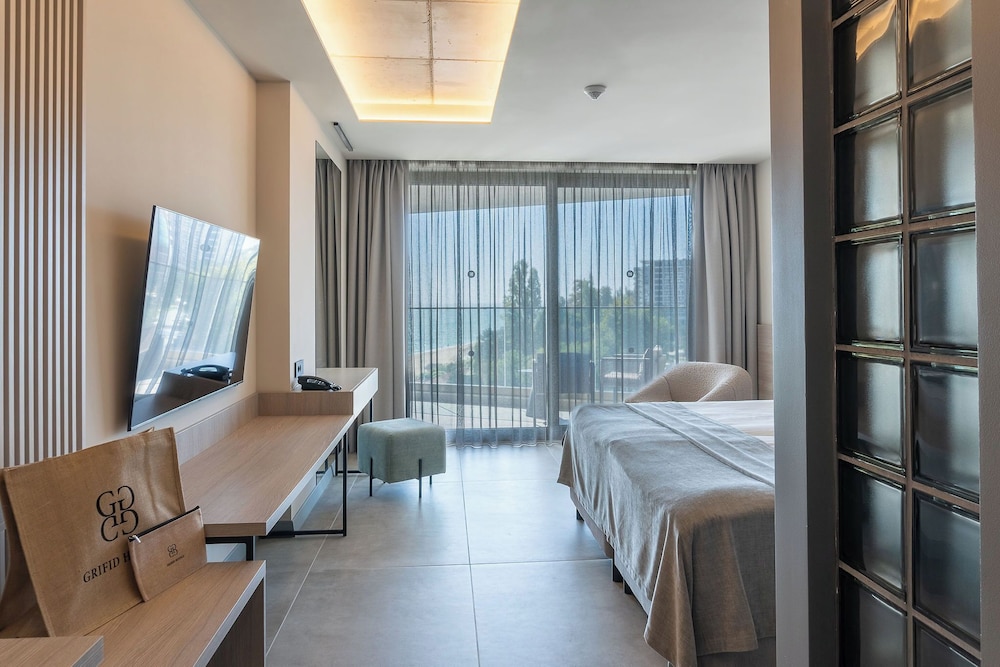 Deluxe Double Room, Balcony, Partial Sea View