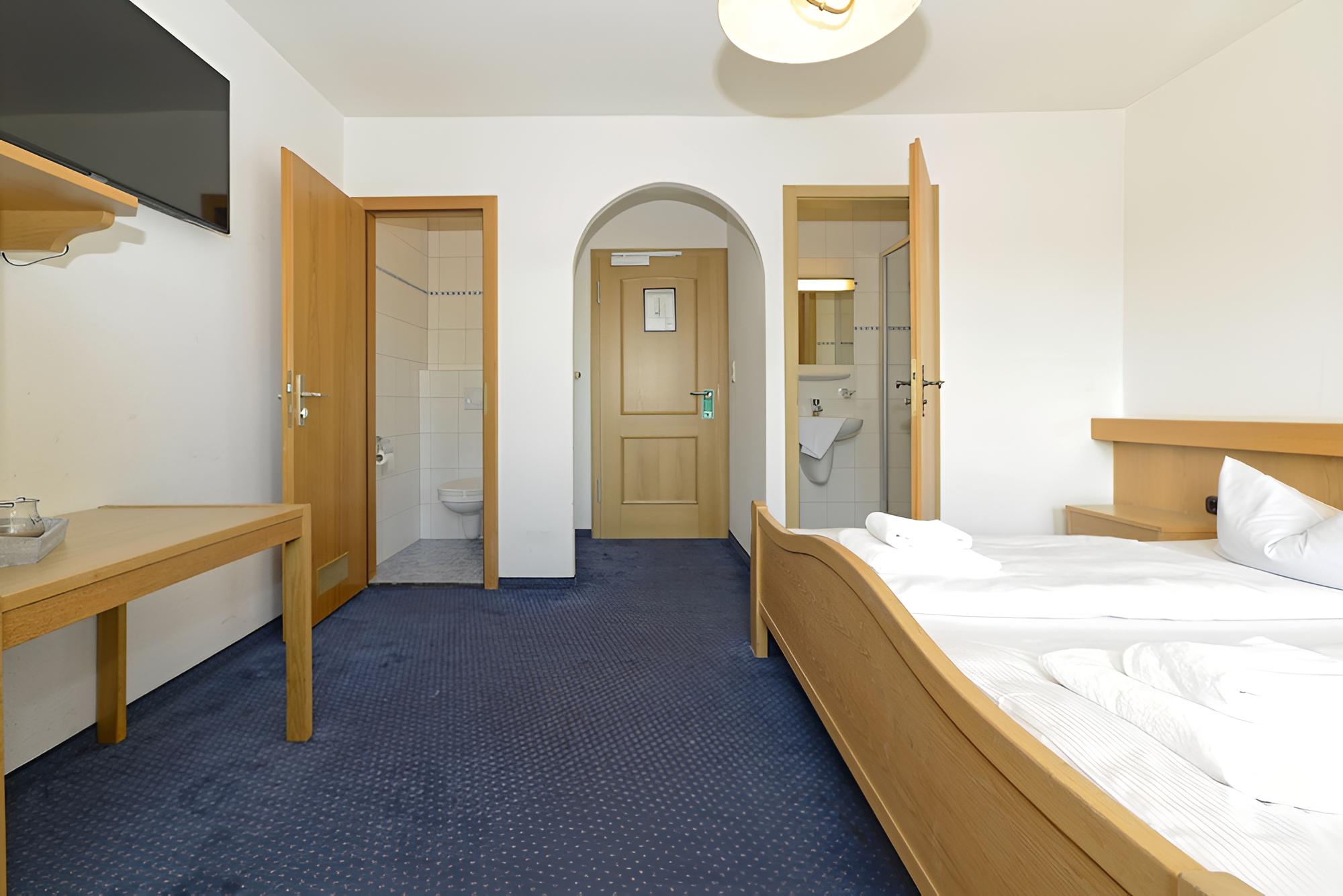Basic Double Room photo 3