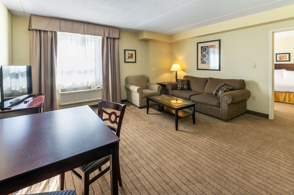 Suite, Multiple Beds, Non Smoking photo 2