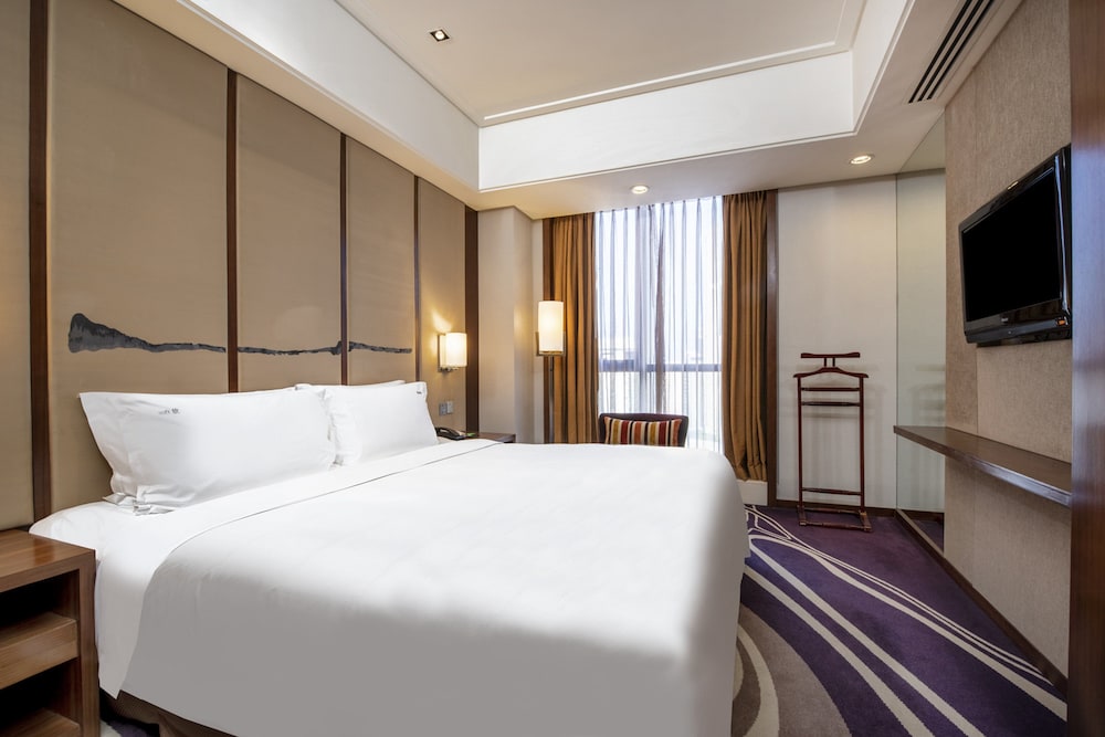 Suite, 1 King Bed, Club Lounge Access - Photo 4