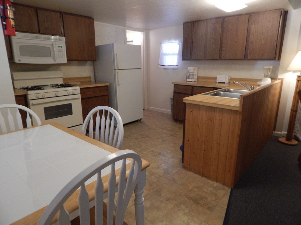 Suite, 1 Bedroom, Kitchen photo 2
