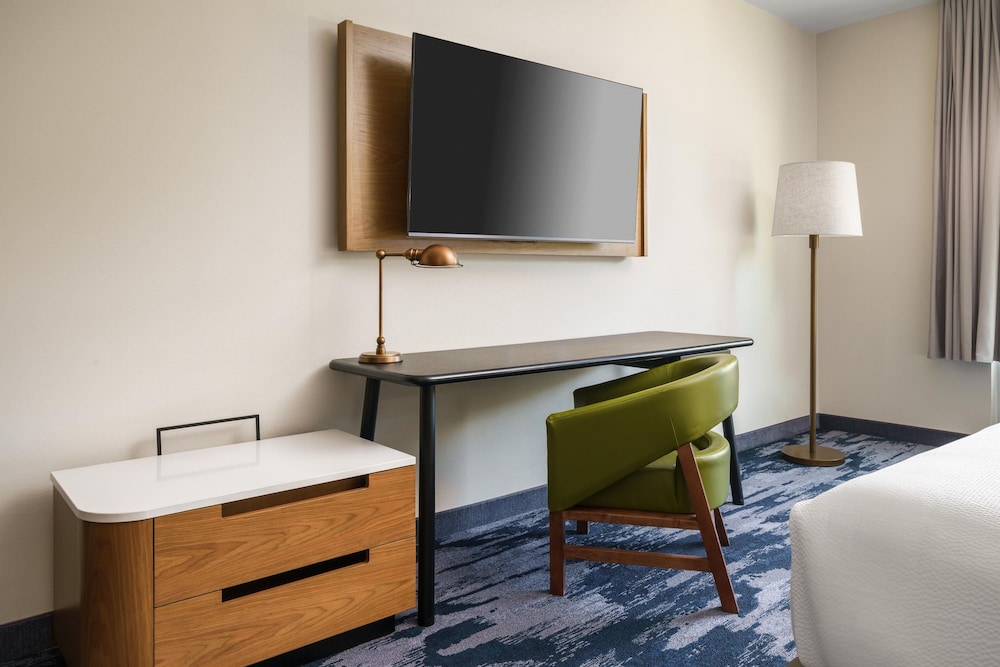 Suite, 1 King Bed With Sofa Bed (Mobility Accessible, Roll-In Shower) - Photo 3