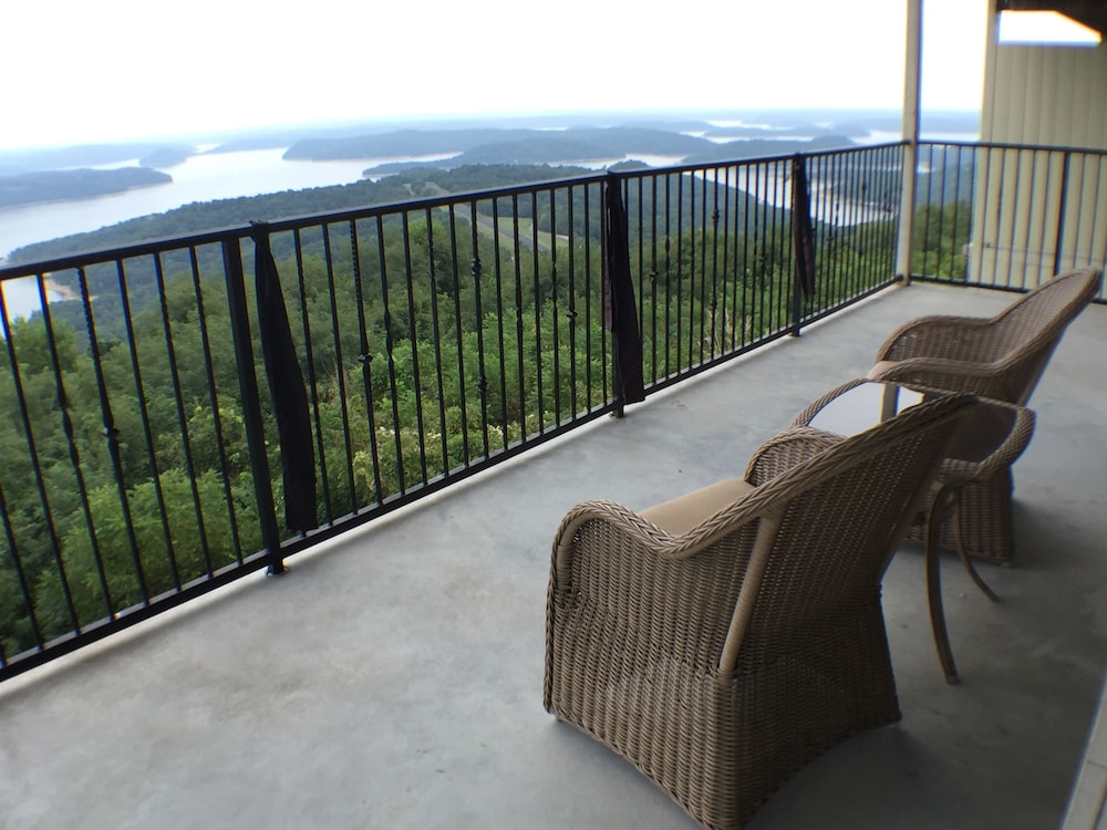 Junior Suite, 1 King Bed, Jetted Tub, Lake View photo 2