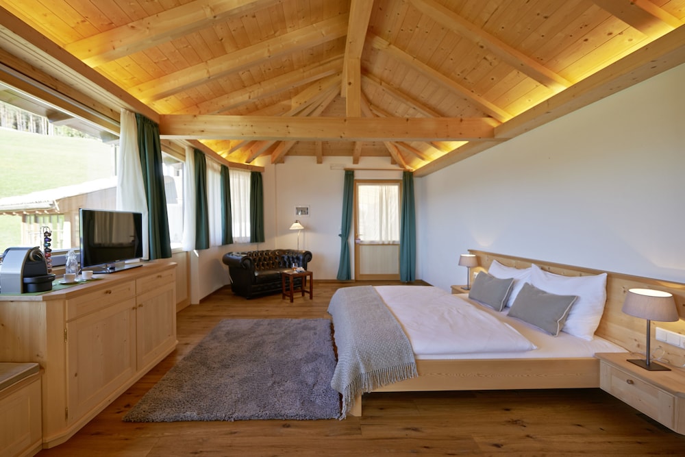 Deluxe Chalet, 1 Bedroom, Hot Tub, Mountain View photo 2