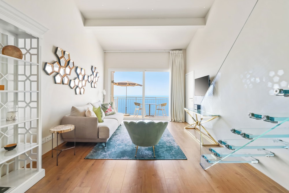 Executive Suite - Photo 8