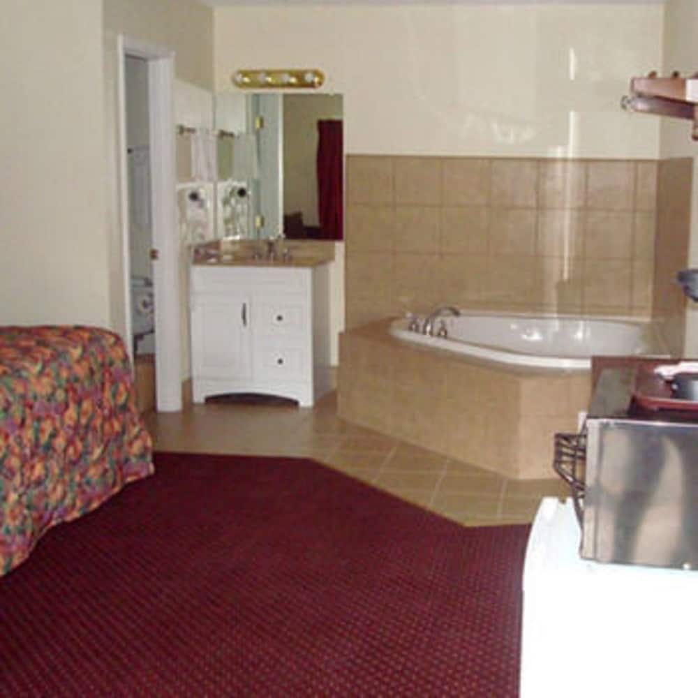 Suite, 1 Queen Bed, Jetted Tub photo 3