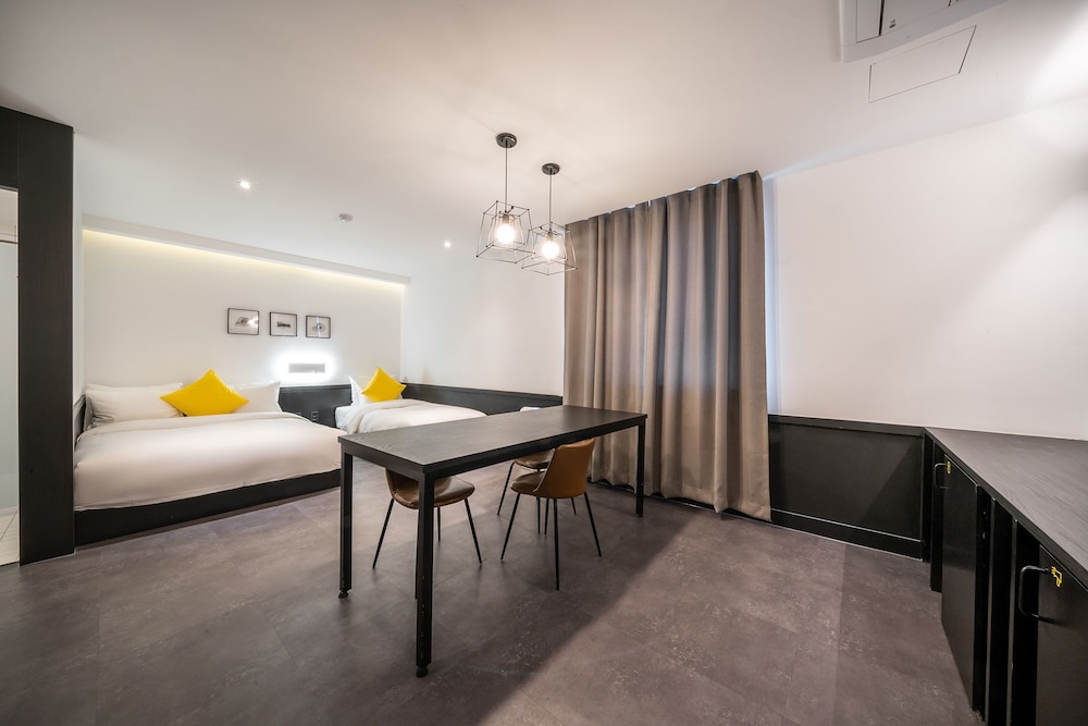 Suite (1 double bed and 1 single bed) photo 3