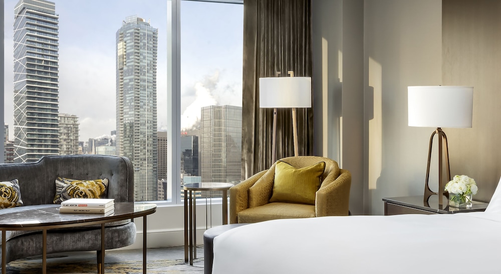 Club Room, 1 King Bed, City View