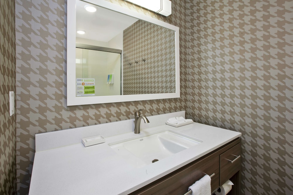 Studio Suite, 1 King Bed, Non Smoking - Photo 4