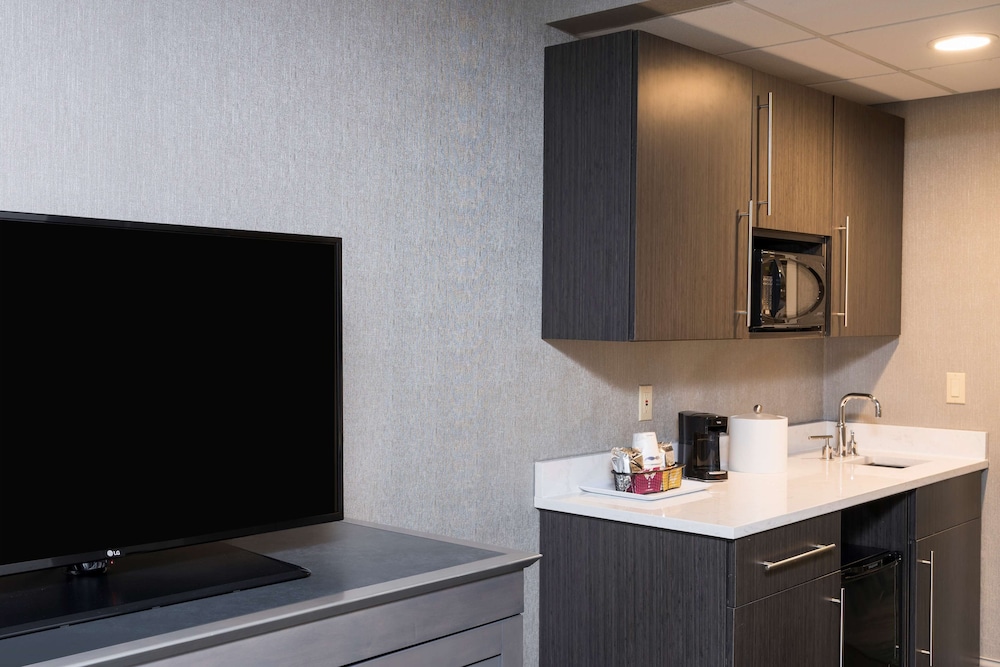 Suite, 1 Bedroom - Photo 3