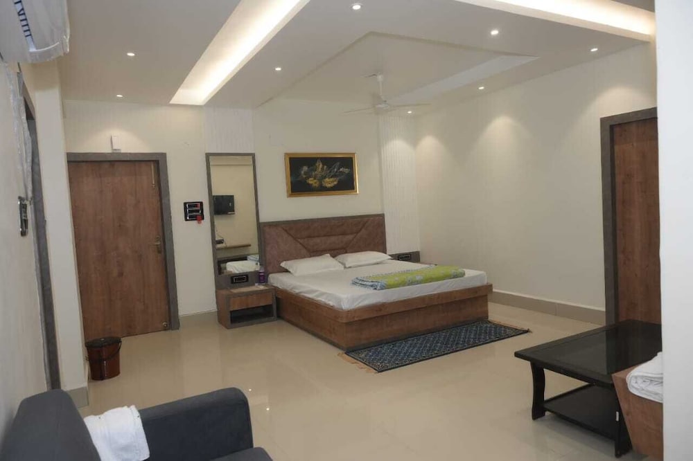 Superior Room, 1 King Bed, City View