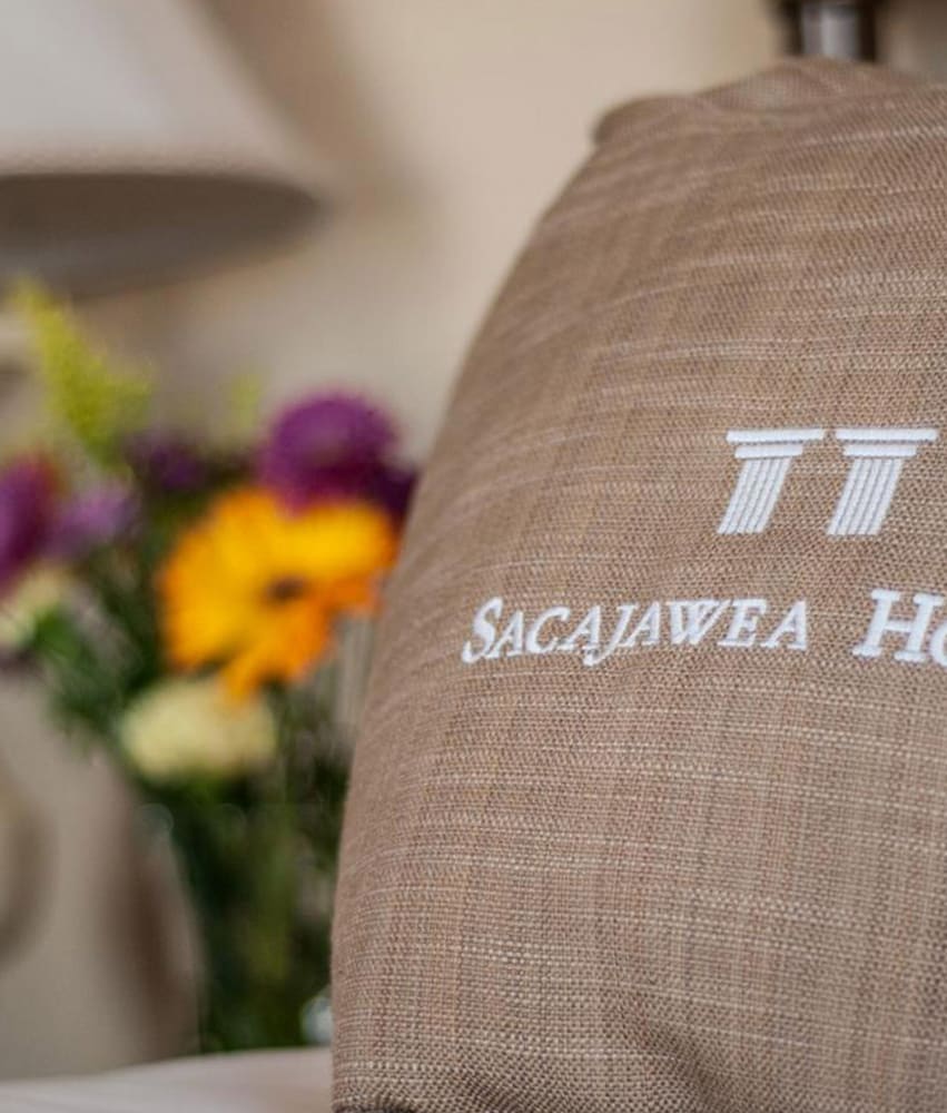 Room, 1 Queen Bed (Sacajawea) photo 3