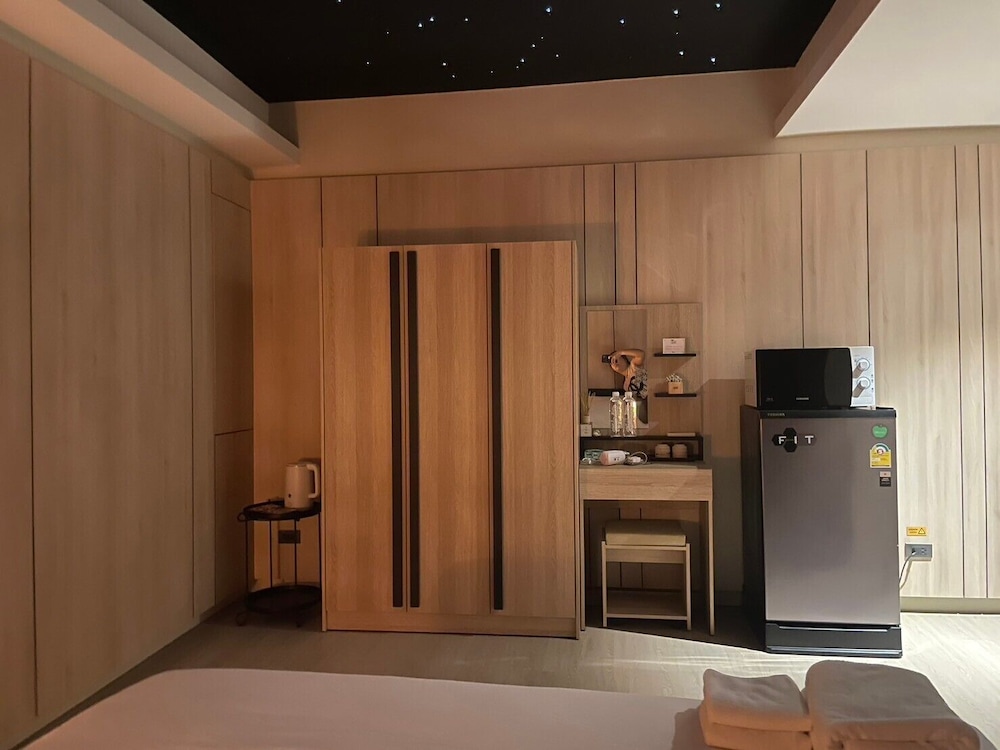 Superior Room, 1 King Bed, Non Smoking, Refrigerator & Microwave photo 3