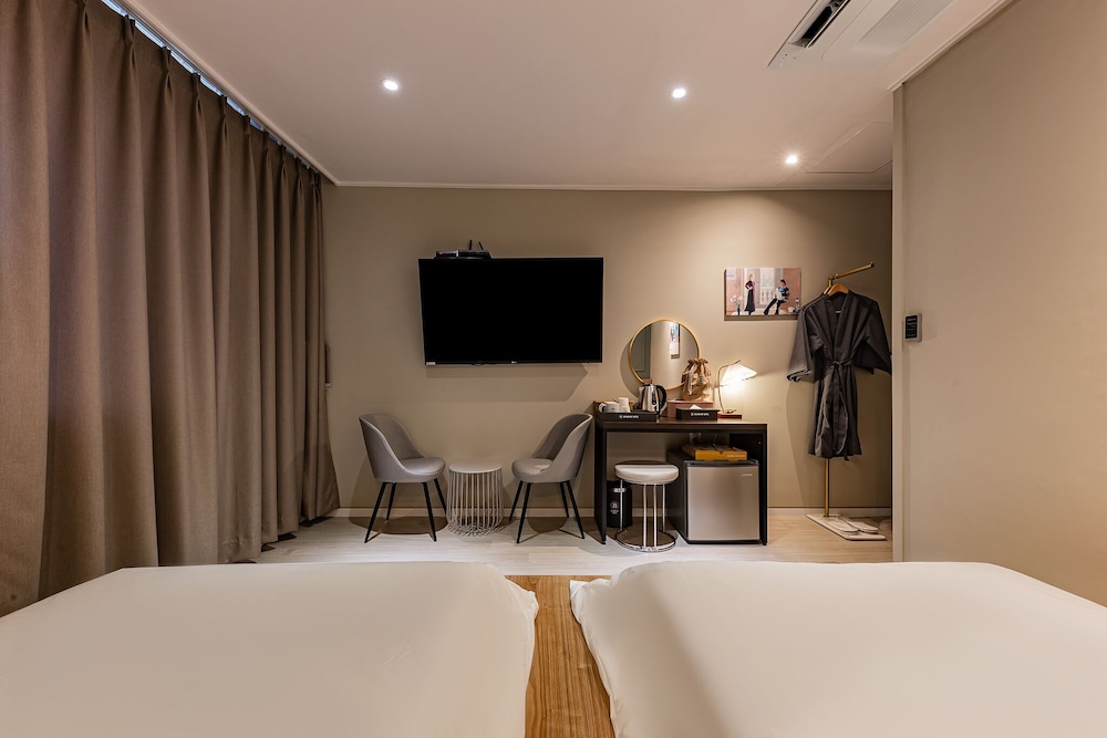 Twin Room - Photo 3