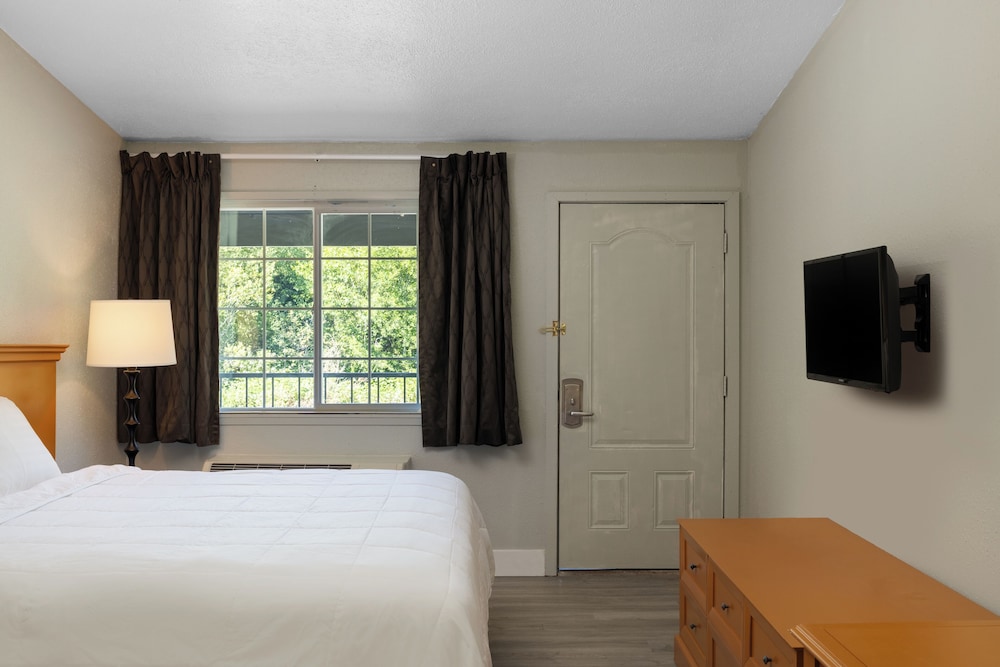 Room, 1 King Bed - Photo 5