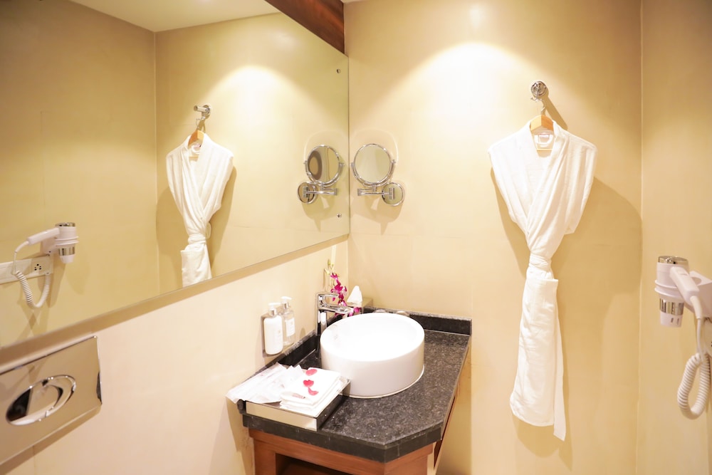 Deluxe Suite with Private Terrace - Photo 15