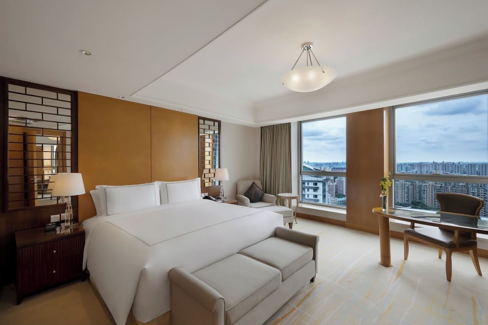 Deluxe king suite - Photo 11