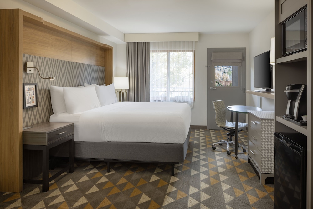 Room, 1 King Bed, Pool Access, Courtyard View - Photo 5