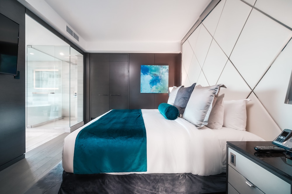 Executive One Bedroom Suite (King + Balcony + Bath) photo 2