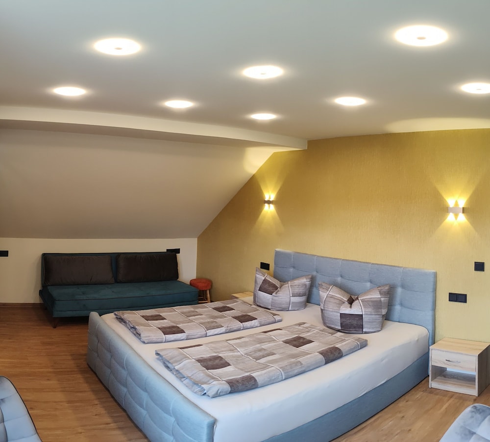 Classic Triple Room, Private Bathroom, Garden View - Photo 2