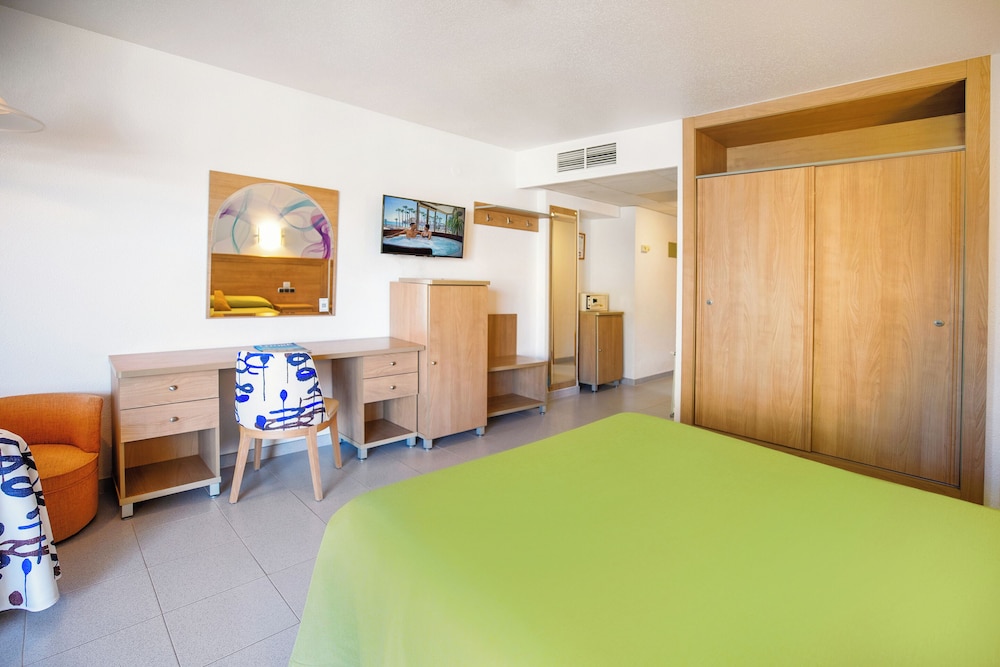 Superior Double Room, Partial Sea View (2 Adultos + 1 Child)