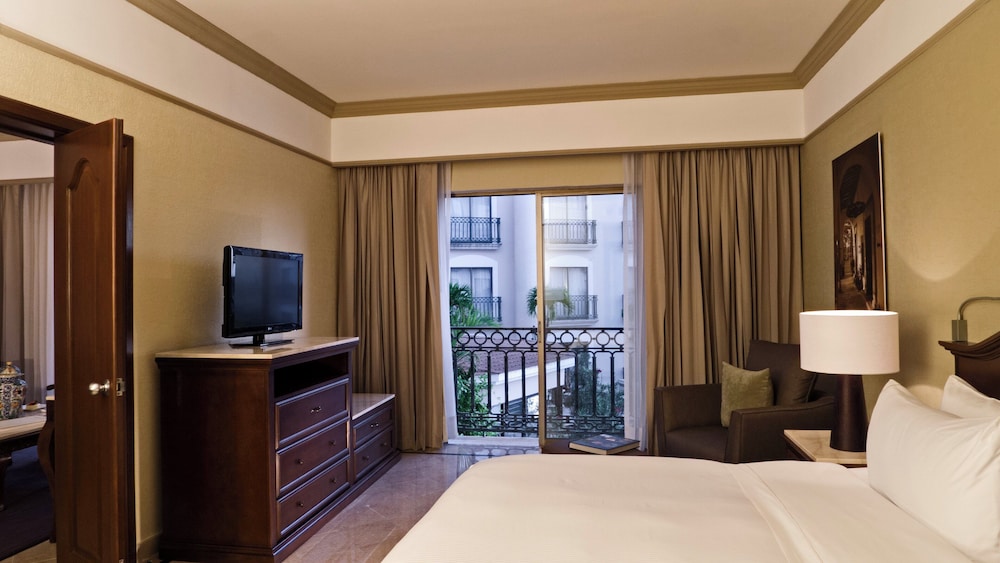 Junior Suite, 1 King Bed - Photo 1