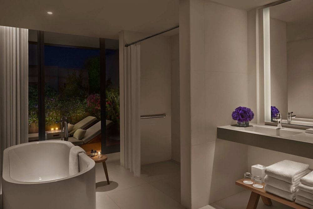 Premier Suite, 1 King Bed with Sofa bed thumbnail 6