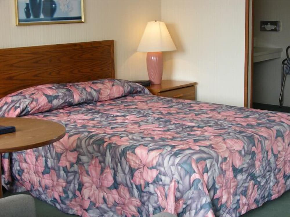 Standard Room, 1 Queen Bed photo 2