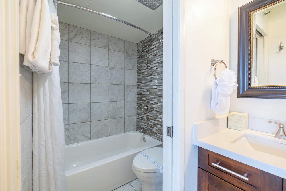 High Floor Ocean View Condo w/ 2 Beds and Parking: Family Suite, 1 Bedroom, Air conditioning, Ocean View (0091) photo