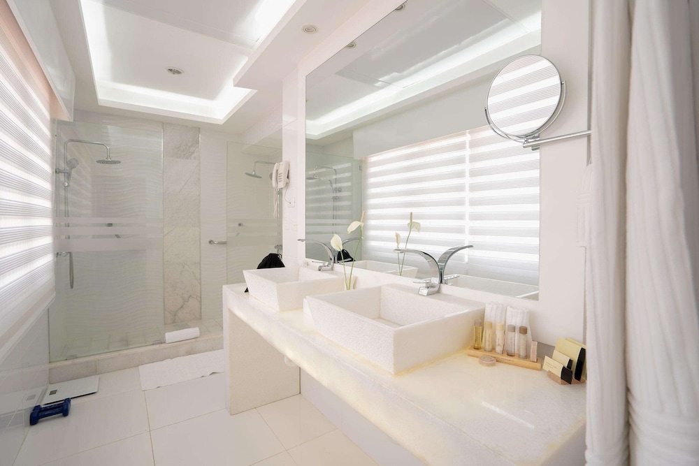 Honeymoon Suite - Photo 6