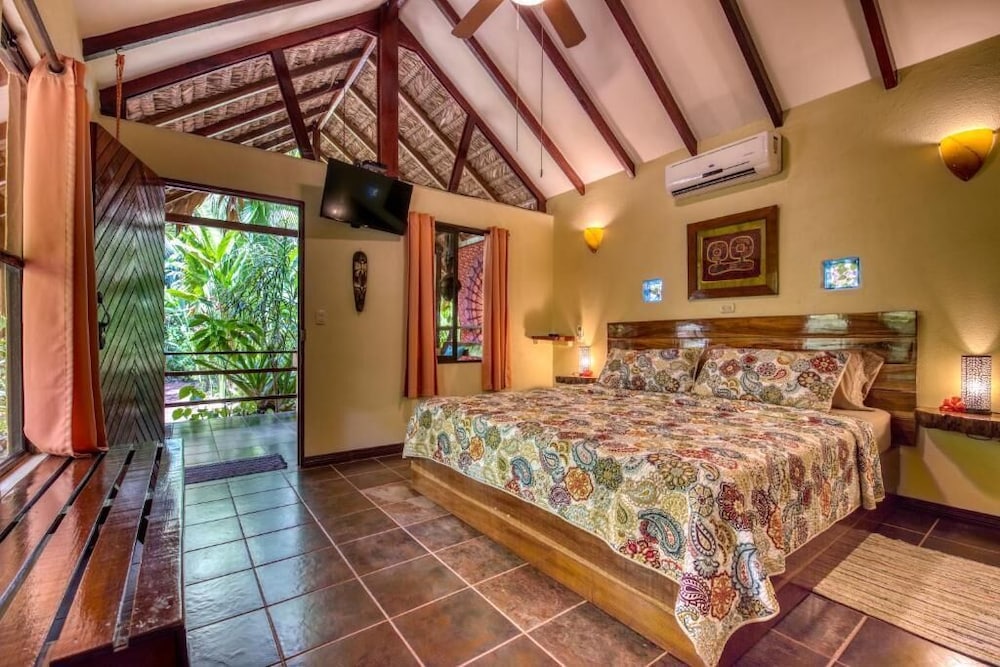 Superior Bungalow, 1 King Bed, Garden View, Garden Area