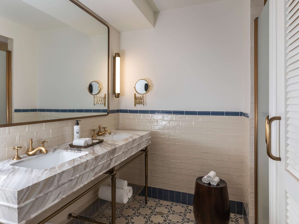 King Junior Suite with Historic View thumbnail 5