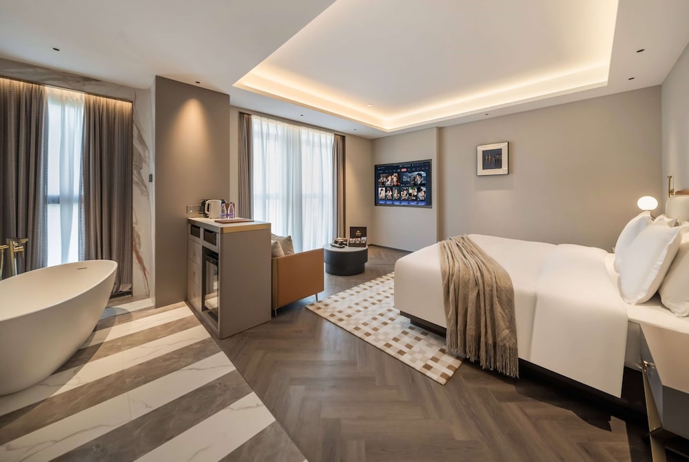 Room, 1 King Bed, Non Smoking, Bathtub (Panoramic)