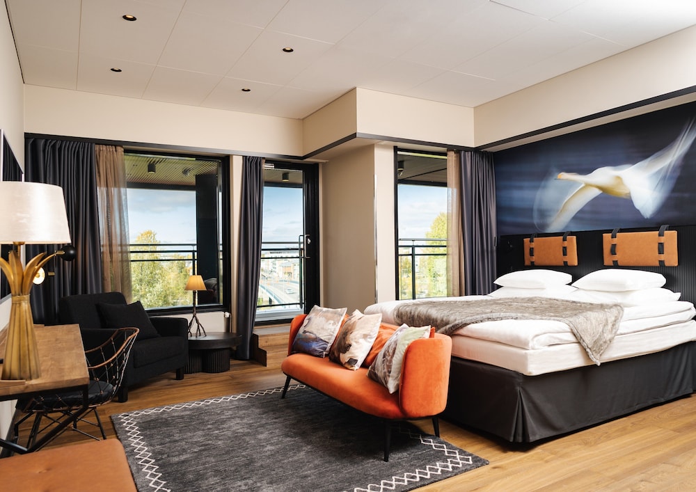 Superior Room, 1 King Bed (Two extra beds possible) photo 2