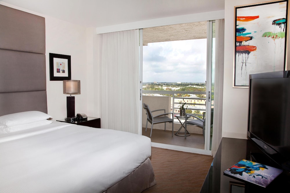 Suite, 1 King Bed, Balcony, City View - Photo 1