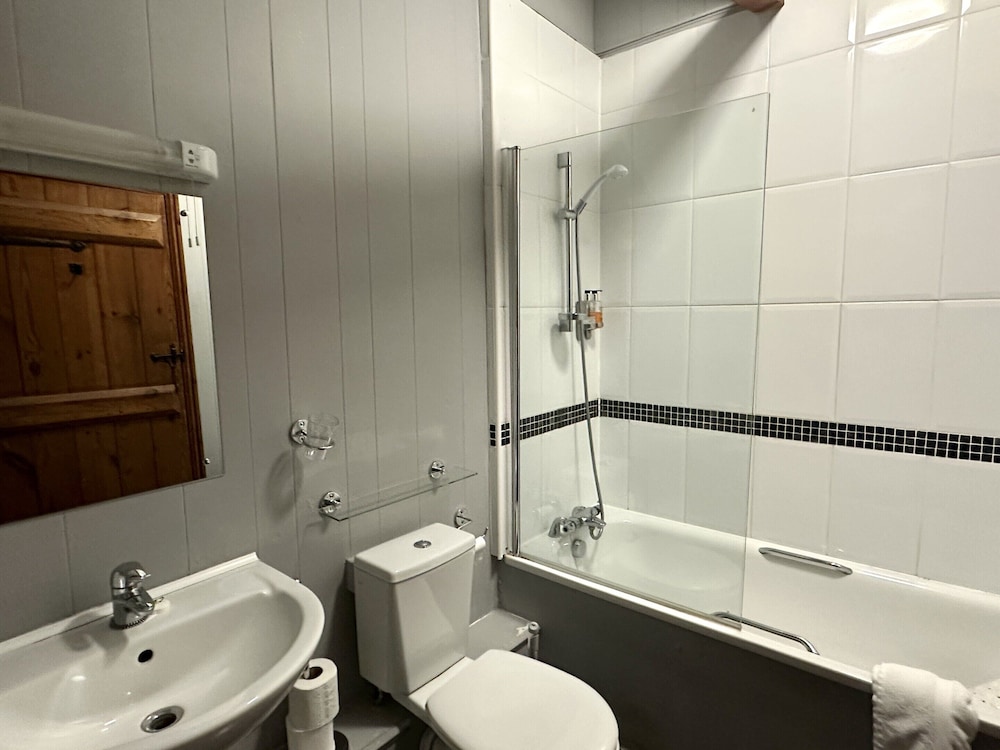 Standard Double Room, Ensuite - Photo 8
