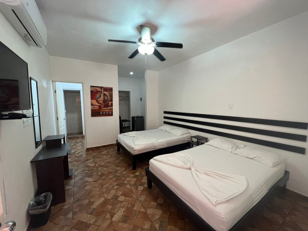 Basic Quadruple Room, 2 Queen Beds