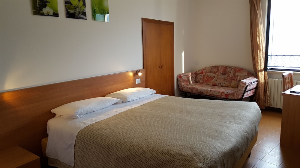 Standard Double or Twin Room, Lake View photo 1
