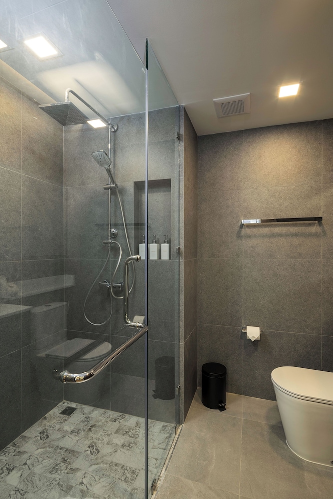 Deluxe Room, 1 King Bed, Pool Access - Photo 3
